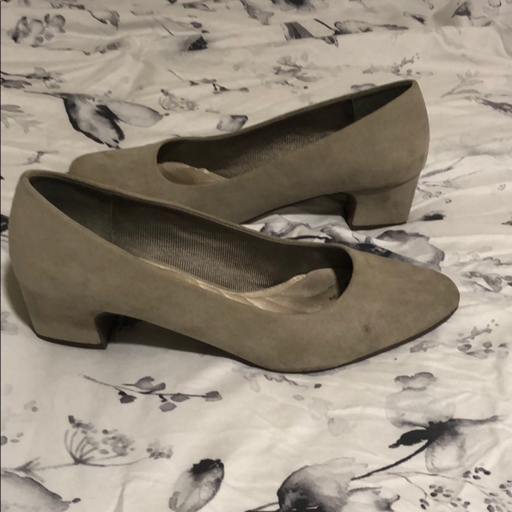 Grey pumps